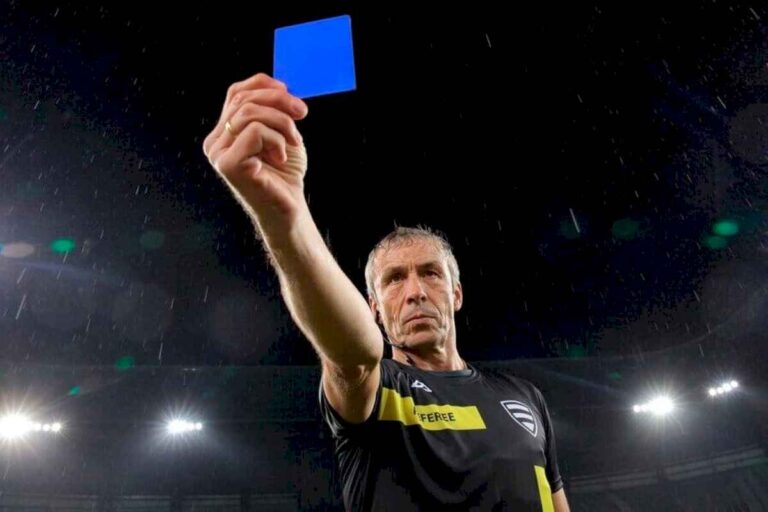 los-arbitros-debatiran-la-implementacion-de-una-tarjeta-azul-en-el-futbol
