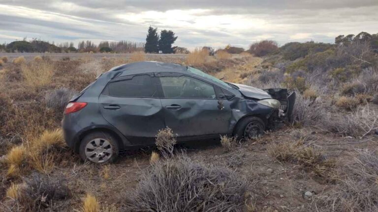 un-turista-de-chile-sufrio-lesiones-leves-al-volcar-en-la-ruta-provincial-43