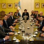 188344-milei-desafia-a-macri-y-suma-a-de-loredo-al-encuentro-con-los-radicales-con-peluca