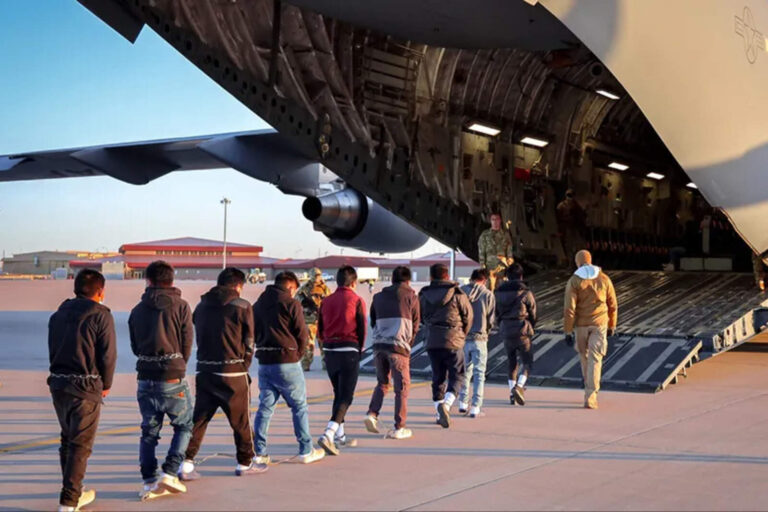 El Gobierno de Donald Trump anunció que ‘los vuelos de deportación han comenzado’