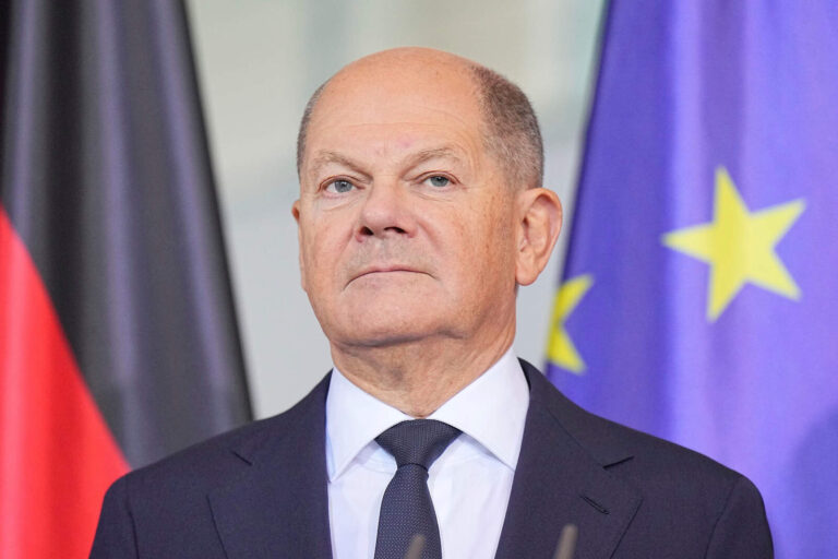 El izquierdista Olaf Scholz felicita a Claudia por ceder ante Trump.