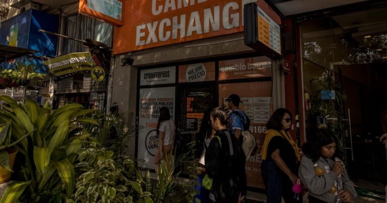 Dólar hoy: la cotización libre siguió a $1.215 y volvieron a subir los dólares financieros