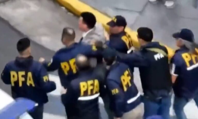 El tremendo momento que vivió un periodista en la marcha al Congreso: «Quiero laburar!»