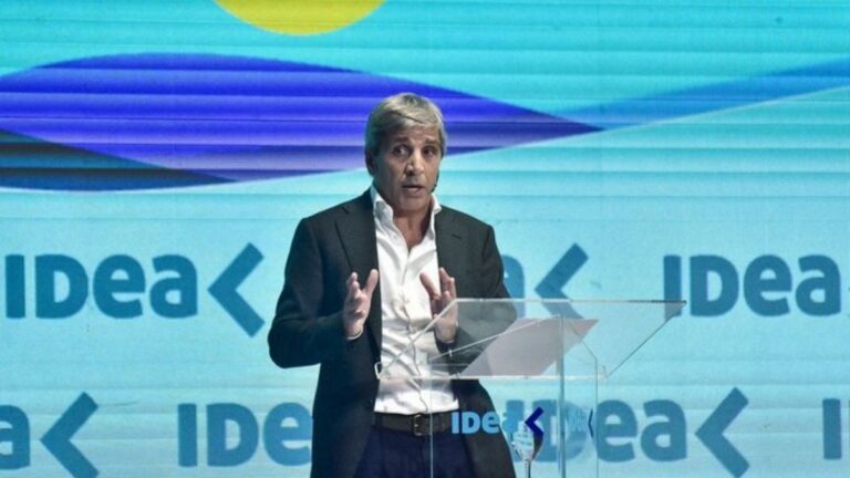 Luis Caputo anunció una baja de impuestos a la importación de ropa, calzado y telas