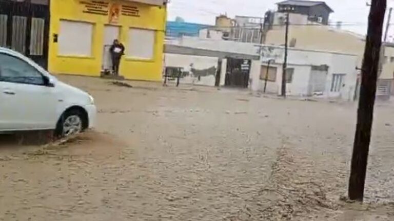 La intensa lluvia ocasiona diversos inconvenientes en el tránsito