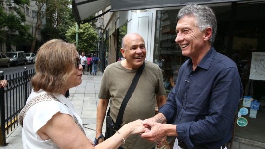 Sonrisas, besos y saludos: Macri recorrió un exclusivo barrio porteño en plena campaña del PRO