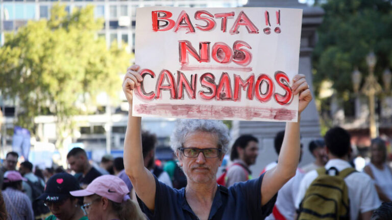 Cuesta abajo: Milei, entre las calles y el FMI