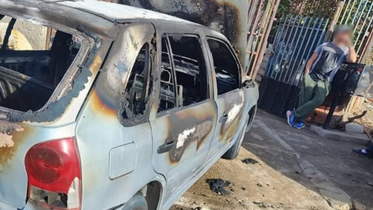 Intentaron incendiar un auto tras robarle el volante