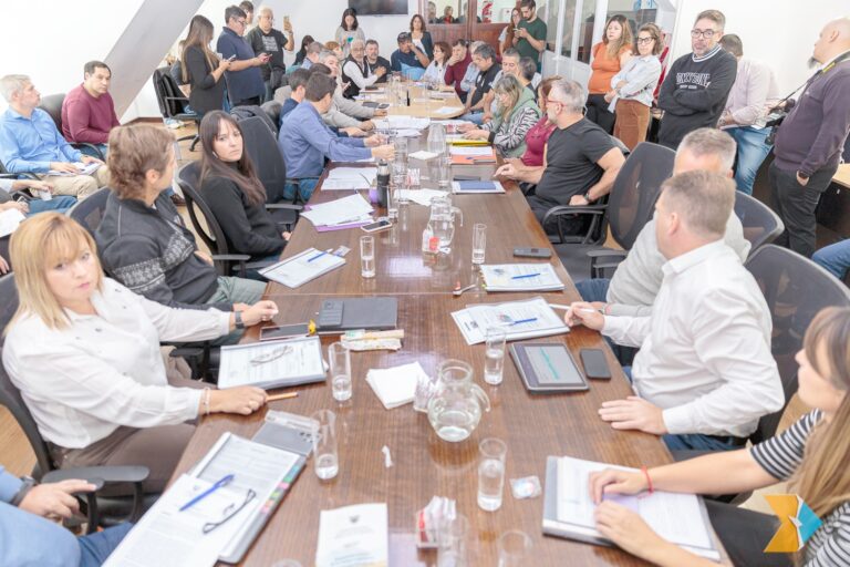 Legisladores analizaron la situación de OSEF junto a gremios estatales