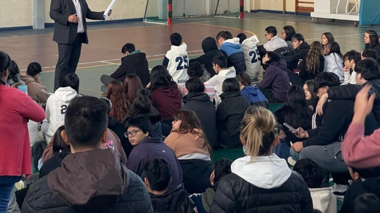 Adolescentes se capacitan sobre sus derechos como consumidores