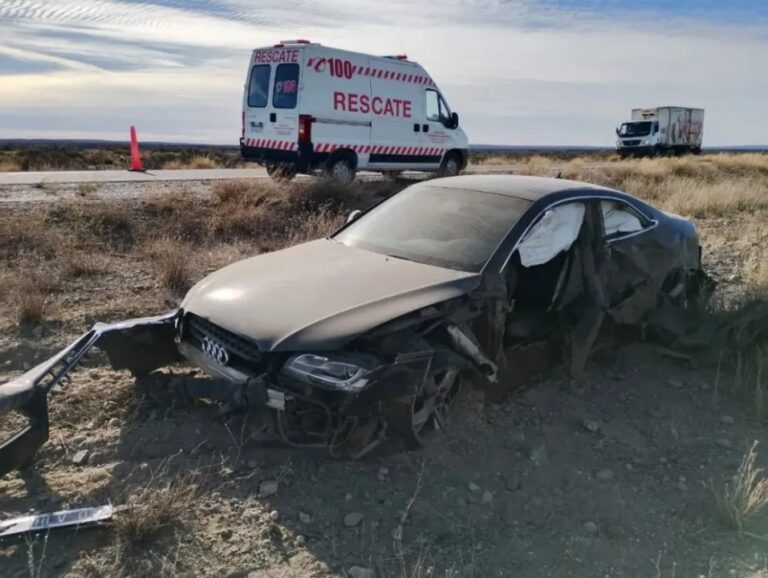 Brutal accidente entre tres autos en la ruta 237: dos personas fueron trasladadas al hospital