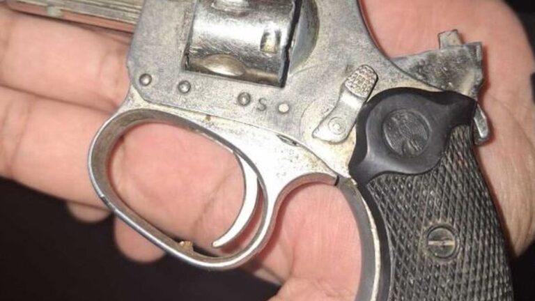 Discusión por perro atropellado deriva en entrega de arma a la Policía