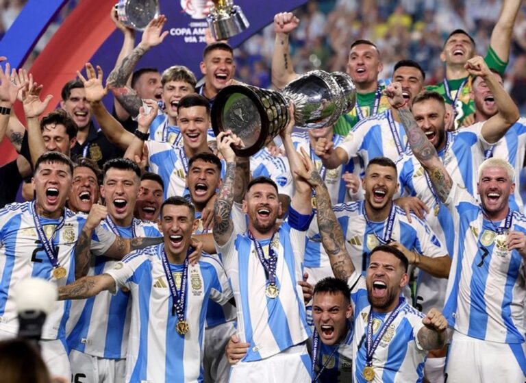 No es Paredes: Riquelme sueña con tentar a otro Campeón del Mundo en este mercado de pases