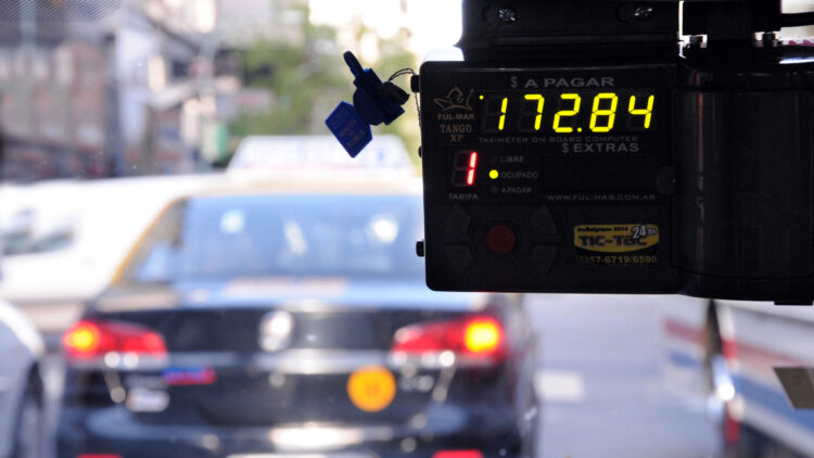 Comodoro en crisis: despedidos del sector petrolero optan por ponerse un taxi o un remise