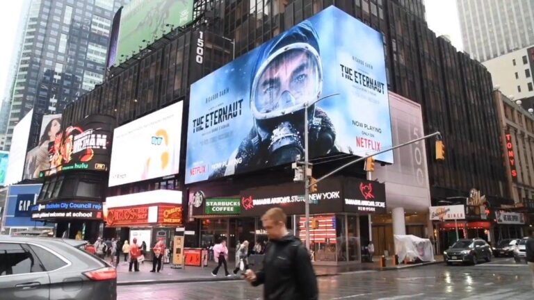 Éxito mundial: «El Eternauta» llegó a la icónica Times Square de Nueva York