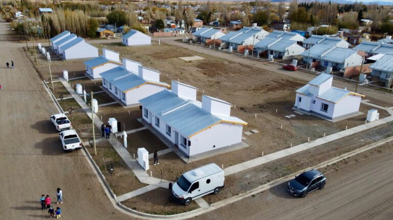 10 familias de la localidad de José de San Martín recibieron sus primeras viviendas