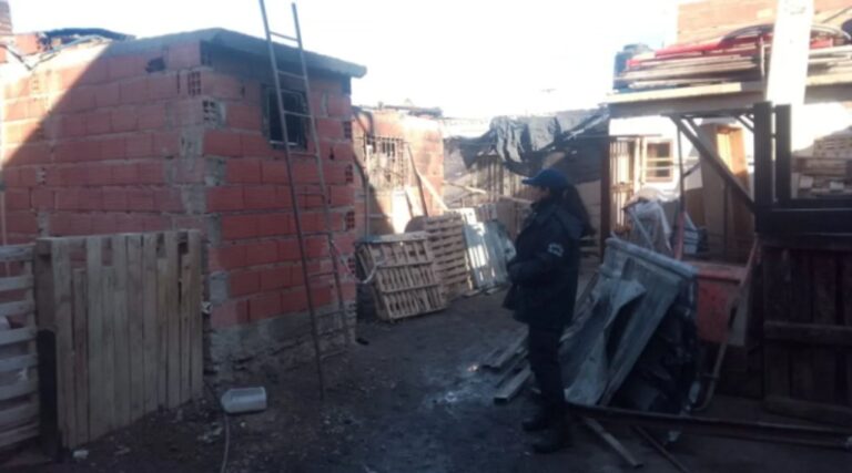 Incendio fatal en Río Negro: un hombre murió tras quedar atrapado en el baño de su casa