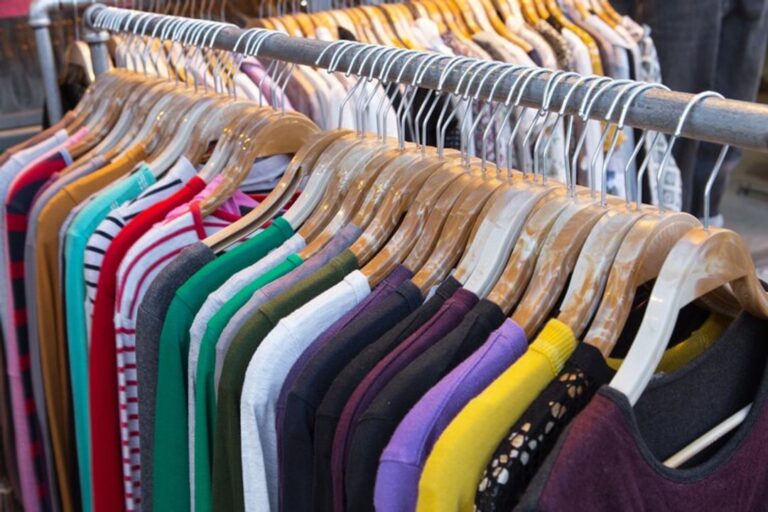 El perchero solidario que recorre barrios de Comodoro y entrega abrigo en pleno invierno