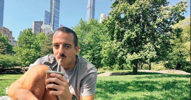 El chef argentino que la rompe con sus sándwiches de milanesa en Nueva York