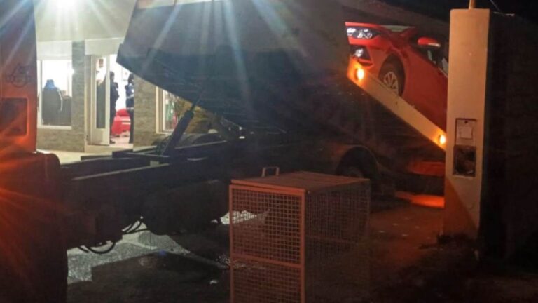 Mujer policía lesionada en incidente de tránsito