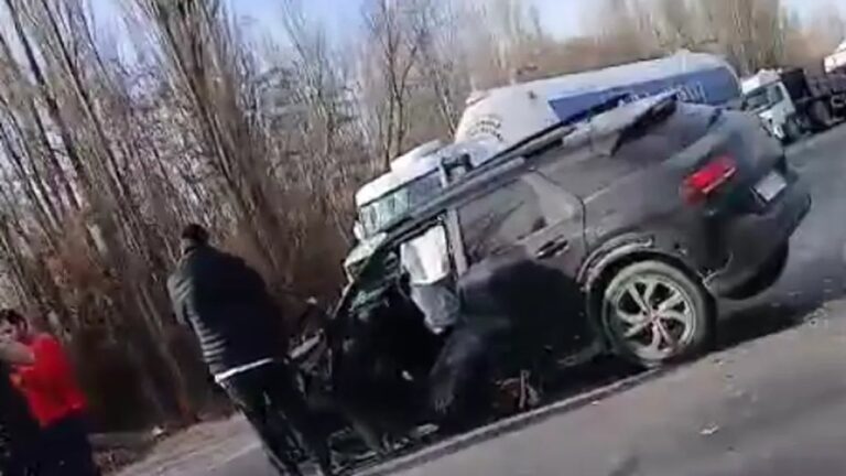 Impactante choque entre una camioneta y un camión: hay demoras en el Tercer Puente