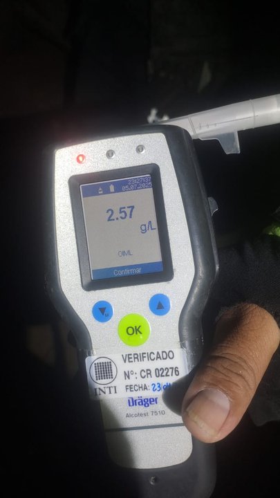 Chocó borracho contra un montículo de tierra y le secuestraron el auto en Comodoro