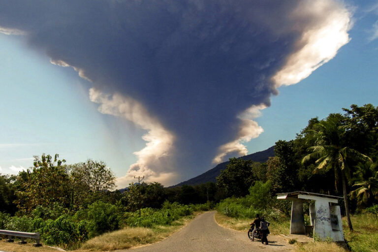 El volcán Lewotobi Laki Laki en Indonesia entró en erupción