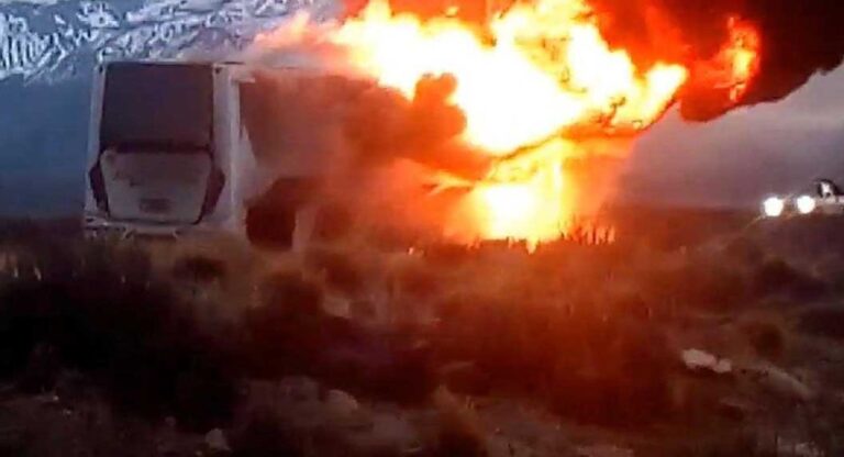Tensión en pleno viaje: un colectivo con 24 pasajeros se incendió en la Ruta 40