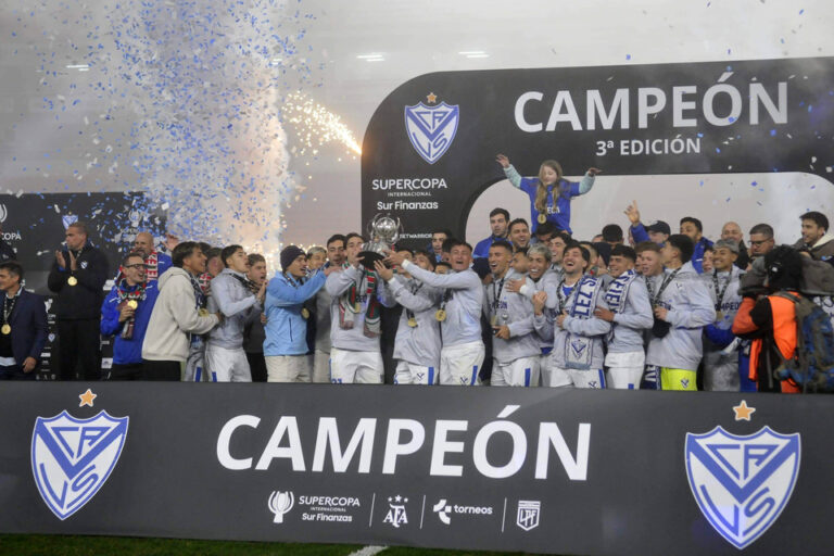 Vélez campeón en la neblina de Avellaneda