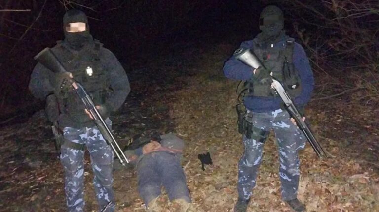 Detuvieron a dos hombres armados que navegaban por un río patagónico