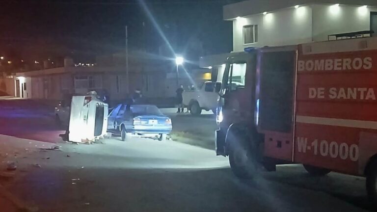 Auto conducido por ebrio chocó a otros dos y volcó