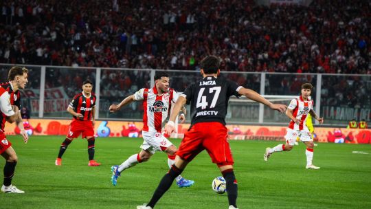 Instituto ganó en las tribunas, pero fue goleado por River en el terreno de juego