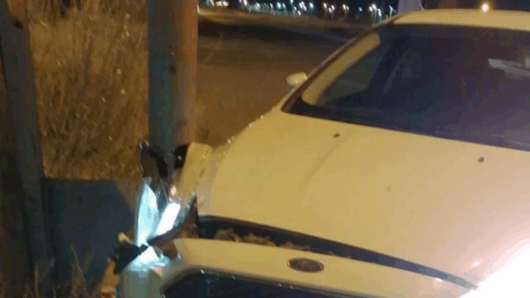 Conducía ebrio, sin registro ni seguro, y chocó contra un poste en Palazzo