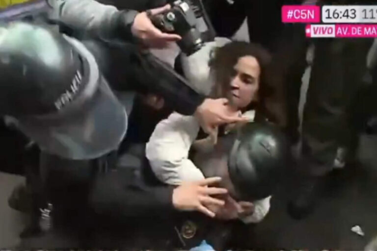 Terroristas de izquierda atacaron brutalmente a la policía en el Congreso