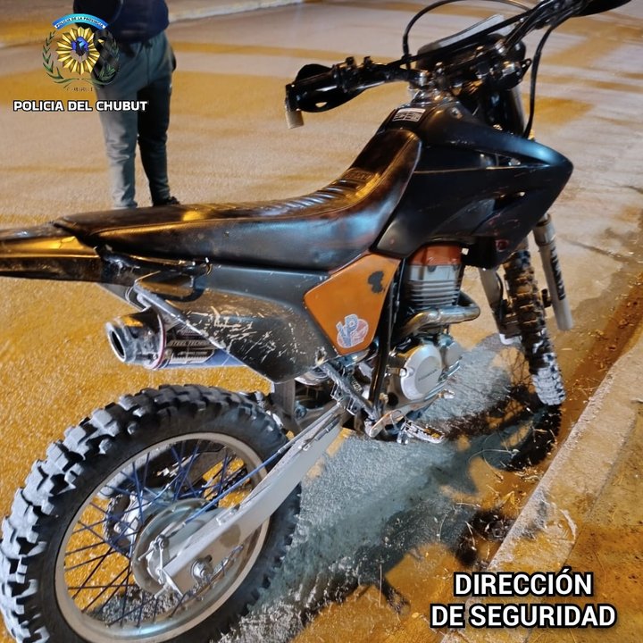 Manejaba una moto por una ciudad de Chubut, lo frenó la policía y confirmaron que era buscada desde 2023