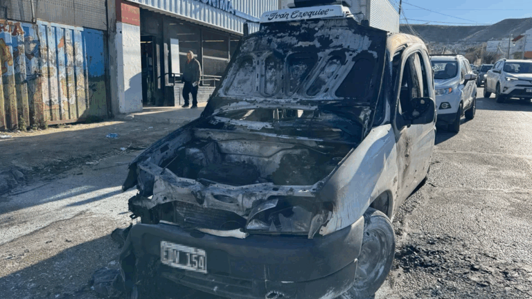 Se le incendió el auto en plena calle Alem