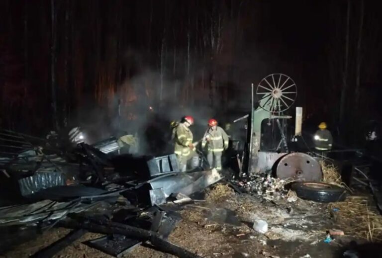 Una familia perdió su casa y parte de su aserradero en un grave incendio: un hombre resultó herido