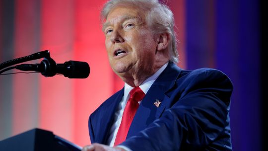 Trump eleva mínimo de aranceles recíprocos al 15% y amenaza hasta con el 50%