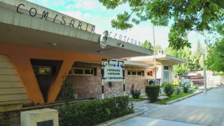 Dos jóvenes golpearon y apuñalaron a su padre para quedarse con su casa: luego lo amenazaron de muerte