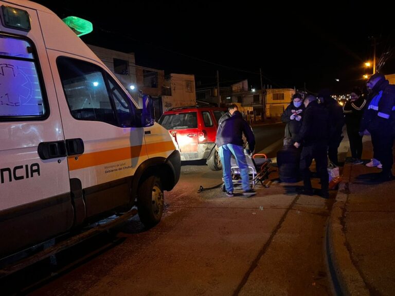 Atropellaron a un hombre cuando cruzaba la calle en Comodoro y sufrió golpes en la cabeza