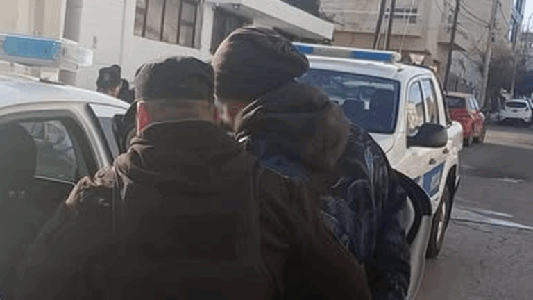 Detienen a un prófugo de la Justicia en calle Vélez Sarsfield
