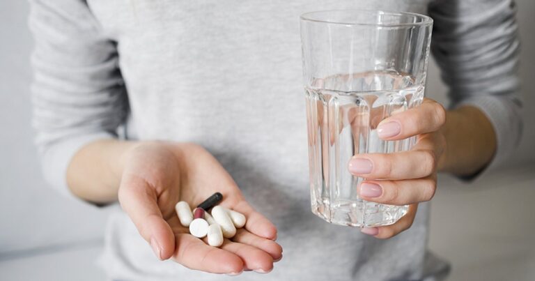 Gripe, resfríos y antibióticos: por qué la automedicación puede ser peligrosa, según una infectóloga