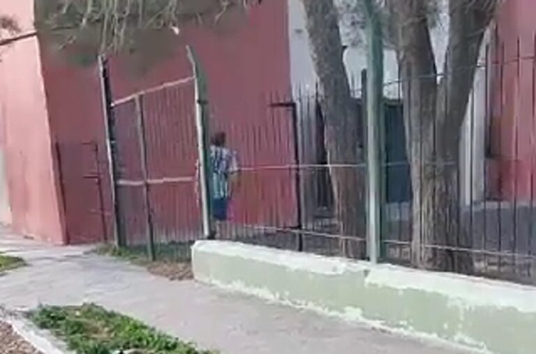 Violento episodio en una escuela de Chubut: estaba drogado, tenía tobillera, molestó a niños y atacó a la policía