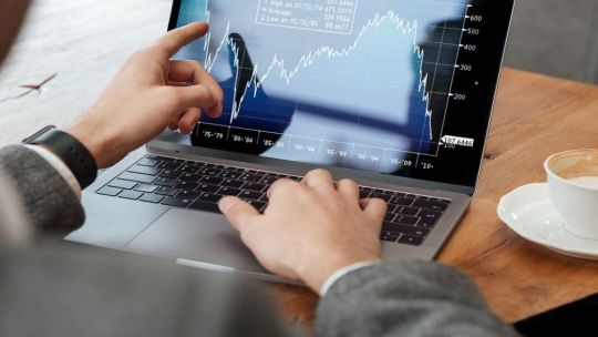 Canasta básica vs plazo fijo: cuánto hay que invertir para vivir de los intereses