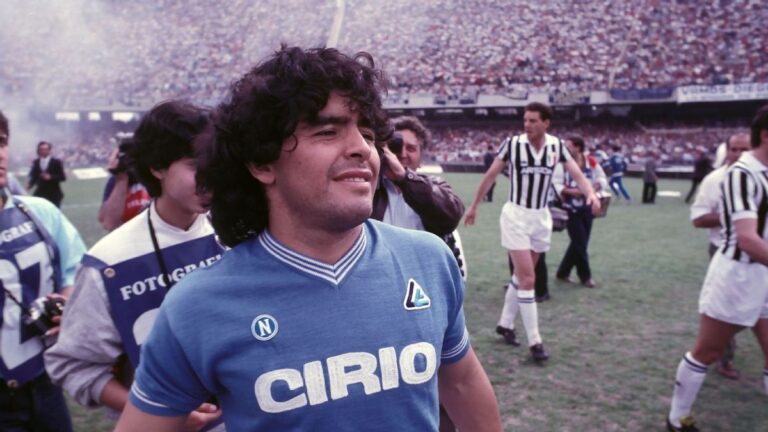 El Superclásico del fútbol argentino estuvo presente: el particular debut de Diego Maradona en el Napoli