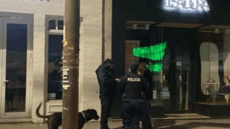 Rompió la vidriera de un local en San Martín al 500