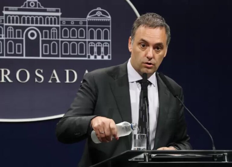 Adorni envió un mensaje críptico que pareció aludir a la denuncia de corrupción en el gobierno de Milei