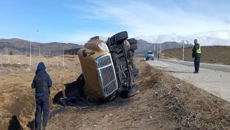 Accidente en Ruta 40: Un camionero chileno volcó por los fuertes vientos en la Patagonia