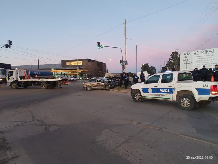 «Uno de los autos cruzó en rojo»: el trágico accidente que terminó con la muerte de una joven en Comodoro