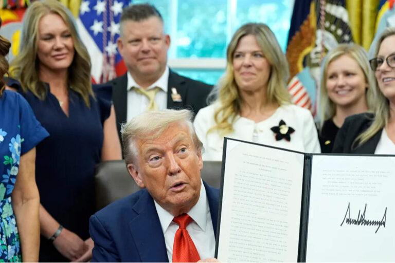 Trump conmemoró a las víctimas del atentado de Abbey Gate con la firma de una proclama